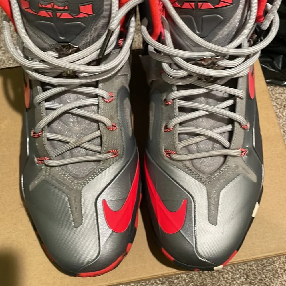 Lebron Sneakers - Picture 4 of 5